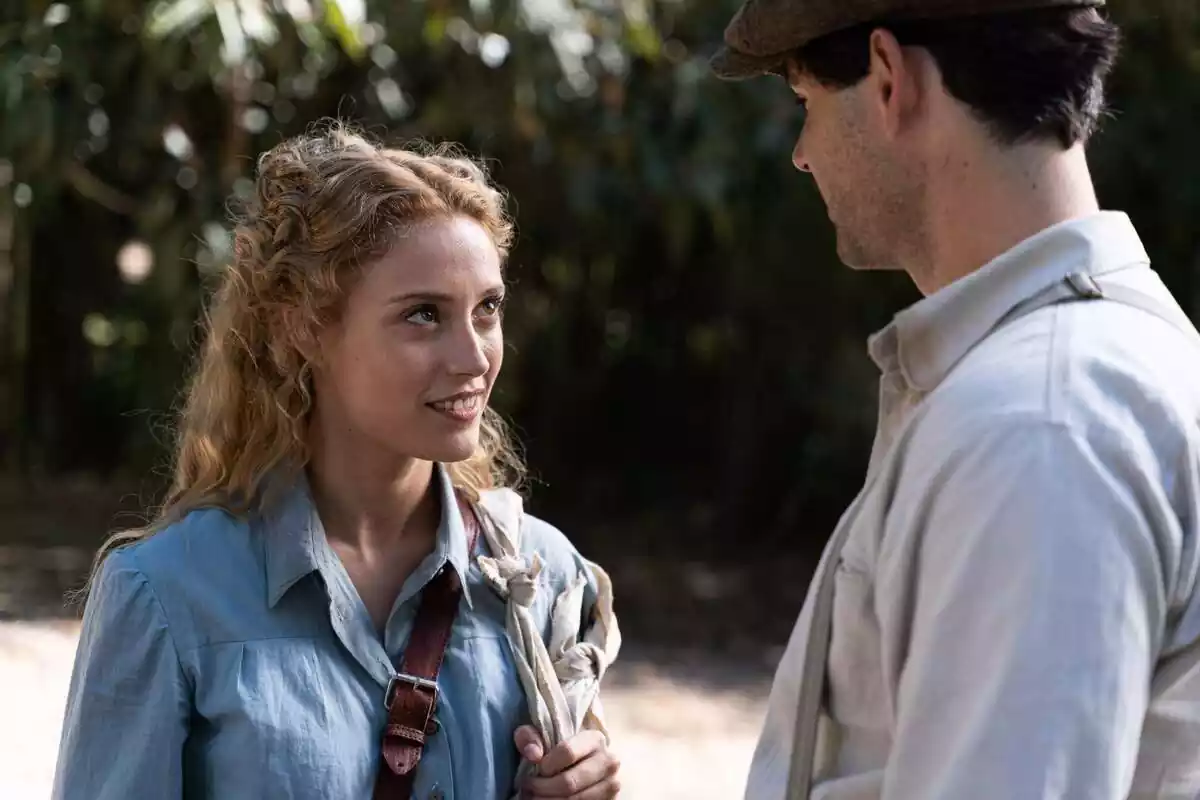 Captura de la serie 'La Promesa' con los marqueses de Luján juntos mirándose Captura de la serie 'La Promesa' con los marqueses de Luján juntos mirándose