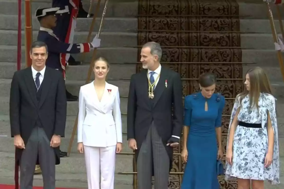 Captura de 'Vamos a ver' con el Rey Felipe VI, Letizia, la princesa Leonor, Sofía y Pedro Sánchez en el Congreso de los Diputados Captura de 'Vamos a ver' con el Rey Felipe VI, Letizia, la princesa Leonor, Sofía y Pedro Sánchez en el Congreso de los Diputados