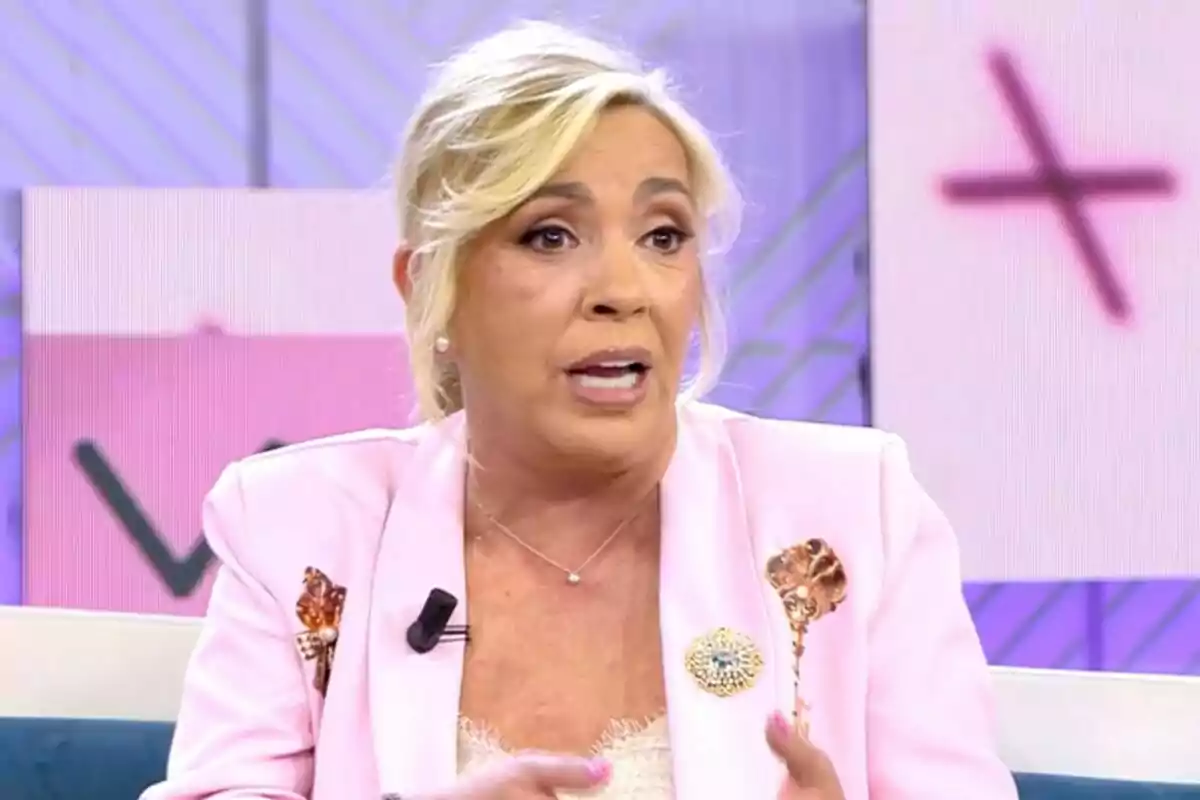 Carmen Borrego con cabello rubio y chaqueta rosa hablando en 'Vamos a ver'.