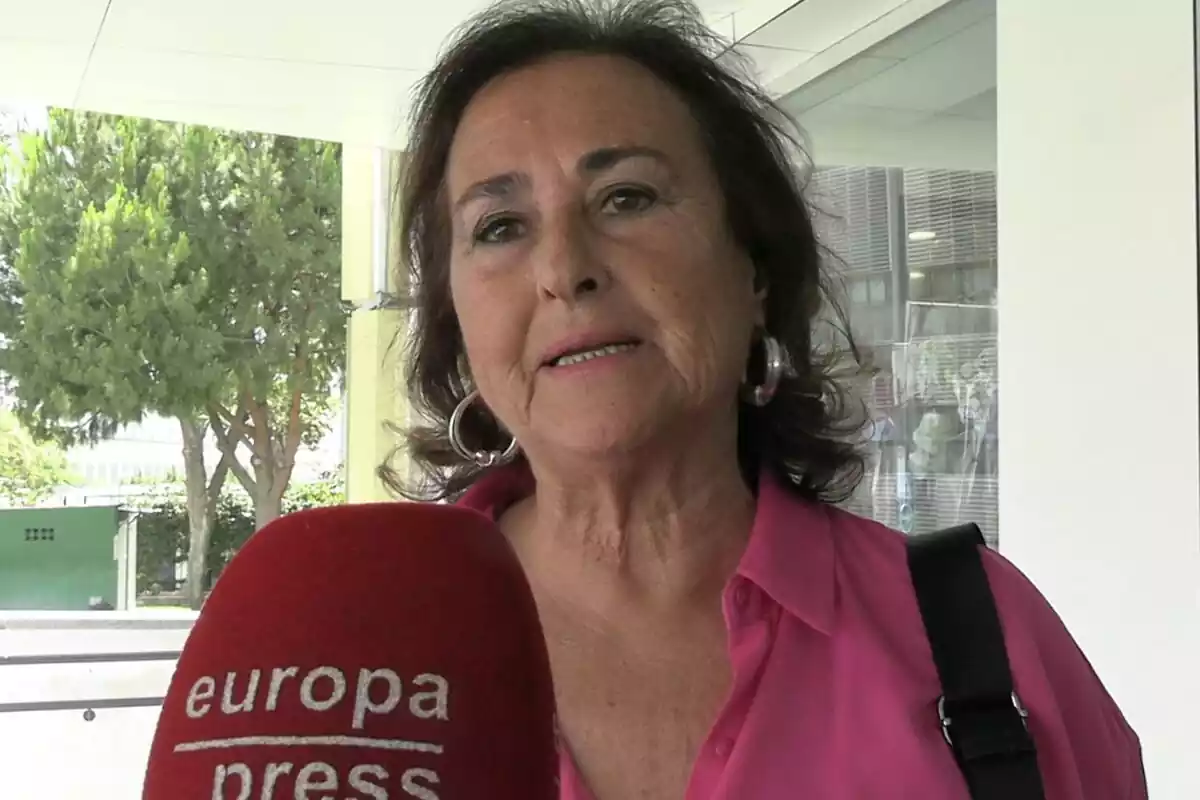 Carmen Tello hablando con una camisa rosa delante de un micrófono rojo Carmen Tello hablando con una camisa rosa delante de un micrófono rojo