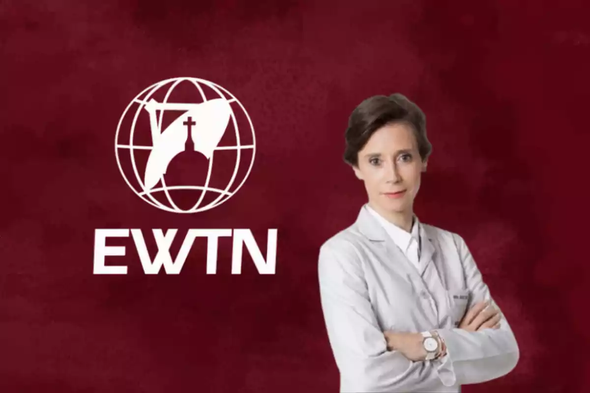 Una mujer con bata blanca de pie junto al logotipo de EWTN sobre un fondo rojo.