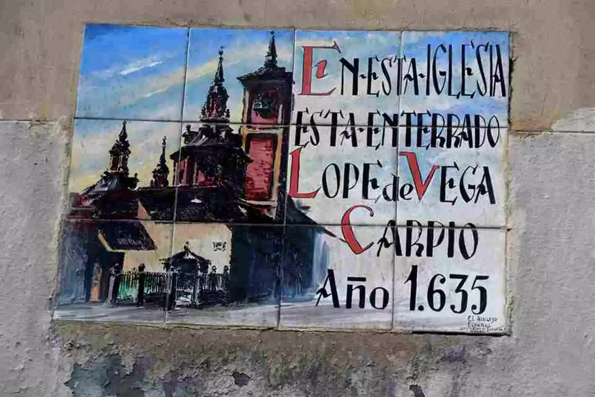 Placa de cerámica en una pared que muestra una iglesia y el texto "En esta iglesia está enterrado Lope de Vega Carpio Año 1635".