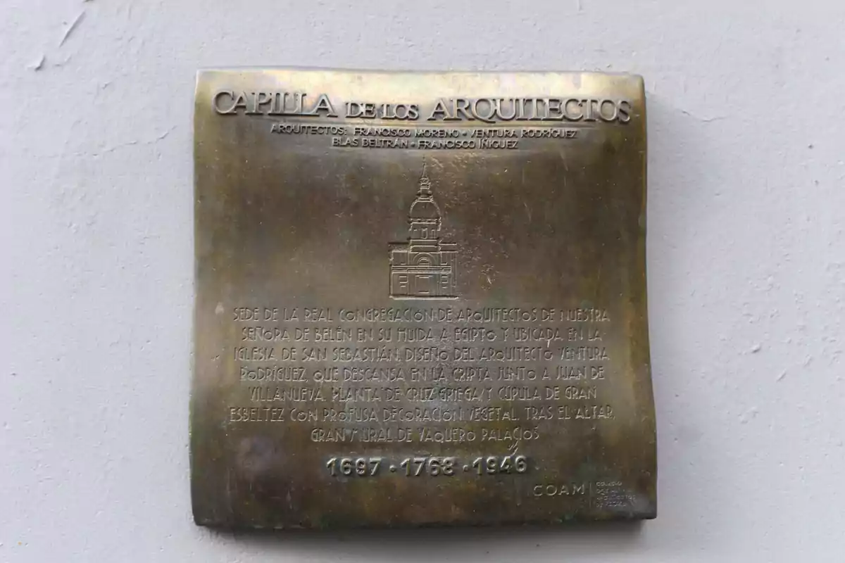 Placa conmemorativa de la Capilla de los Arquitectos, con nombres de arquitectos y descripción de la sede de la Real Congregación de Arquitectos de Nuestra Señora de Belén en su Huida a Egipto, ubicada en la Iglesia de San Sebastián.