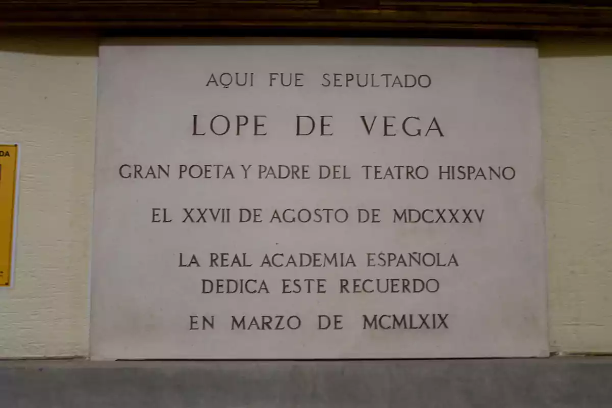 Aquí fue sepultado Lope de Vega gran poeta y padre del teatro hispano el XXVII de agosto de MDCXXXV la Real Academia Española dedica este recuerdo en marzo de MCMLXIX