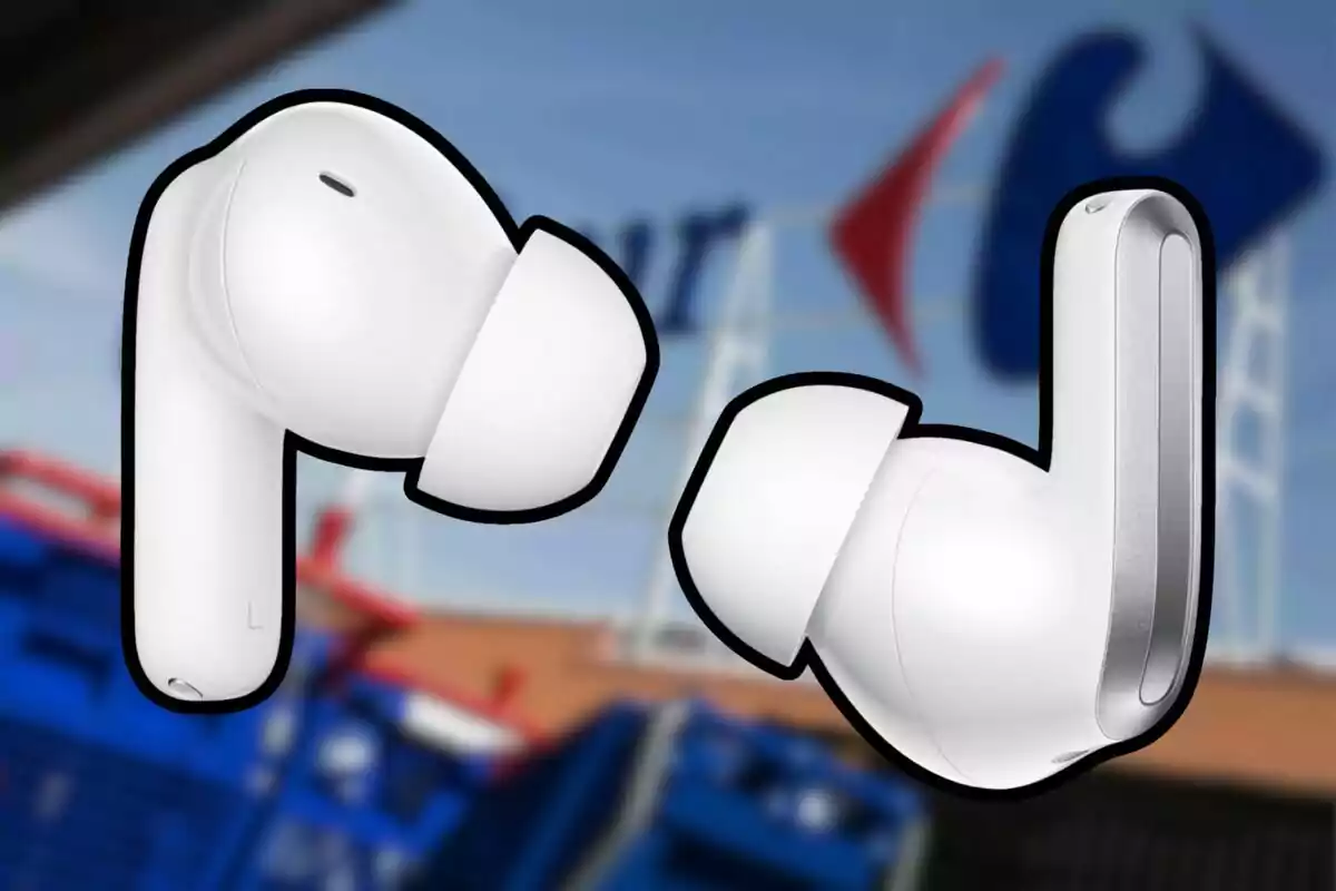 Dos audífonos inalámbricos blancos con puntas de silicona en primer plano sobre un fondo desenfocado de colores azul y rojo Dos audífonos inalámbricos blancos con puntas de silicona en primer plano sobre un fondo desenfocado de colores azul y rojo