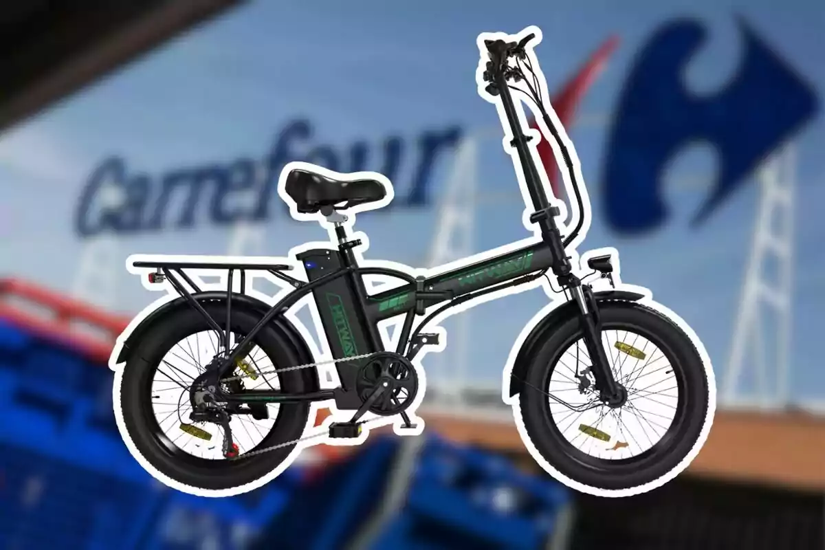 Una bicicleta eléctrica negra con detalles verdes se muestra en primer plano con un fondo desenfocado de un letrero de Carrefour. Una bicicleta eléctrica negra con detalles verdes se muestra en primer plano con un fondo desenfocado de un letrero de Carrefour.