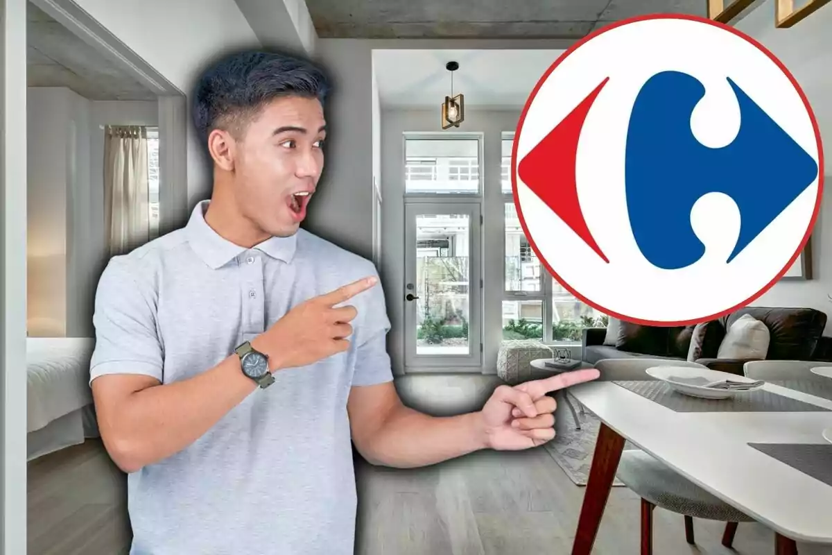 Un hombre con expresión de sorpresa y señalando hacia un logotipo circular en un entorno de sala moderna.