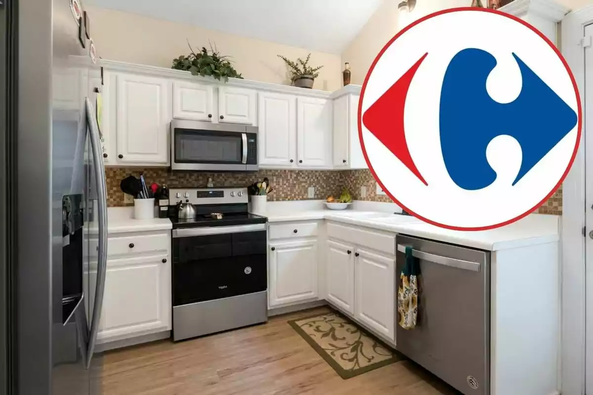 Una cocina moderna con gabinetes blancos y electrodomésticos de acero inoxidable, con un logotipo grande superpuesto en la esquina derecha. Una cocina moderna con gabinetes blancos y electrodomésticos de acero inoxidable, con un logotipo grande superpuesto en la esquina derecha.