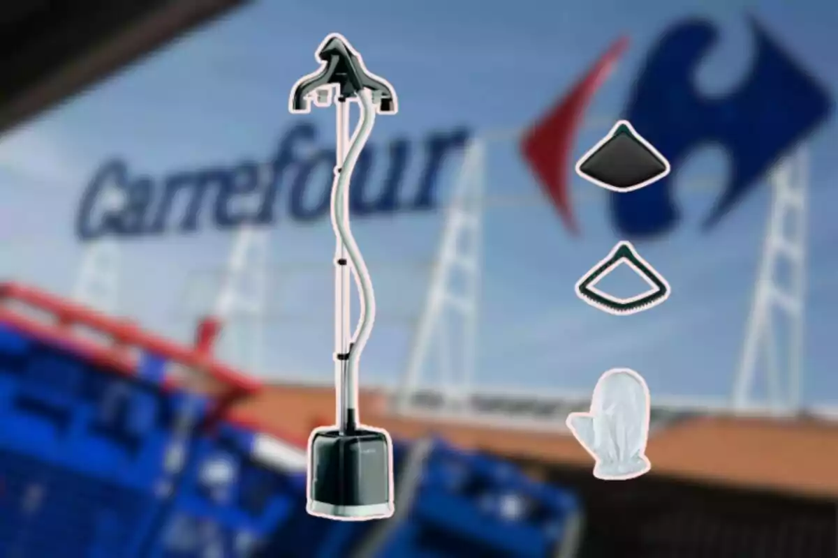 Un vaporizador de ropa con accesorios y un guante aparece en primer plano con el logo de Carrefour desenfocado al fondo. Un vaporizador de ropa con accesorios y un guante aparece en primer plano con el logo de Carrefour desenfocado al fondo.