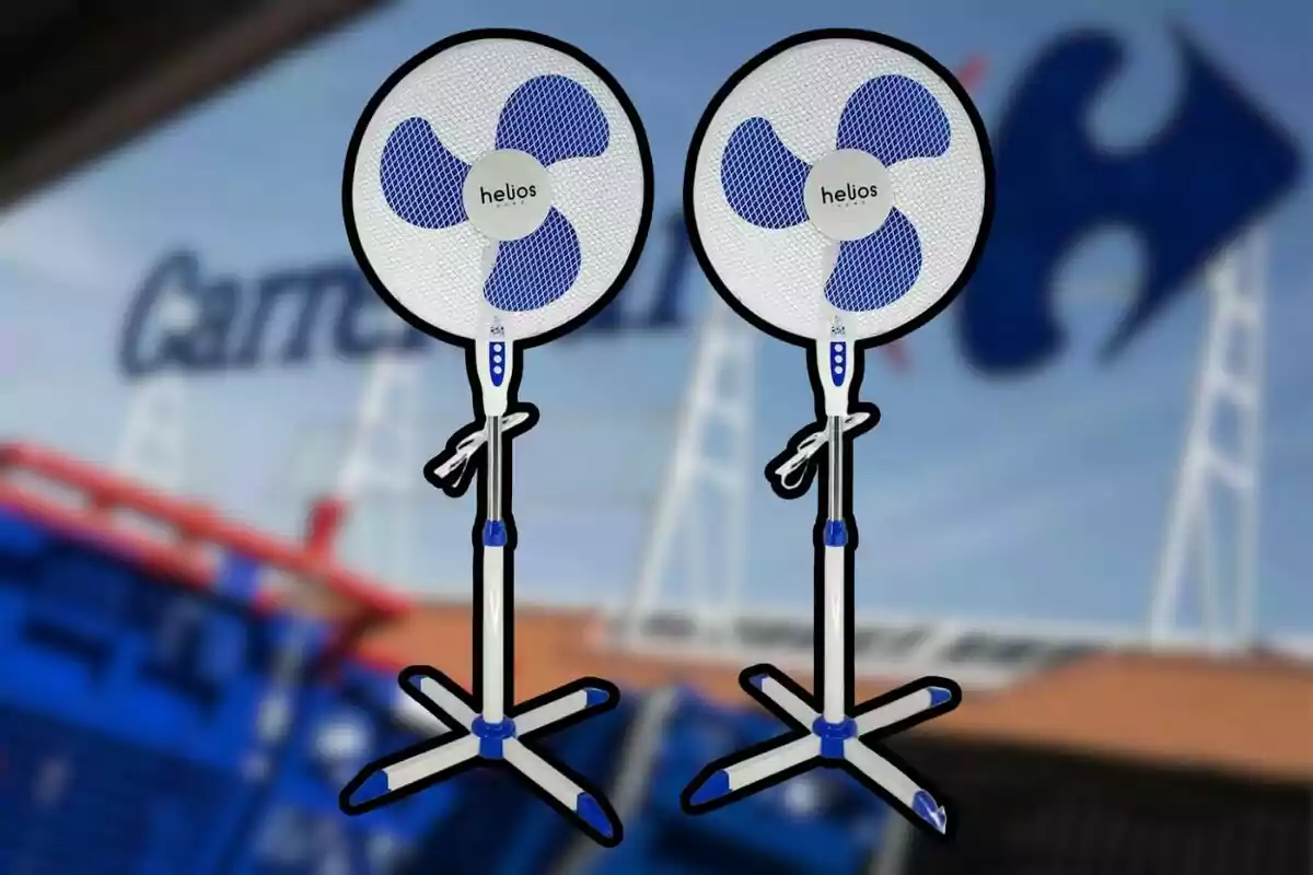 Dos ventiladores de pedestal marca Helios con fondo desenfocado de una tienda Dos ventiladores de pedestal marca Helios con fondo desenfocado de una tienda