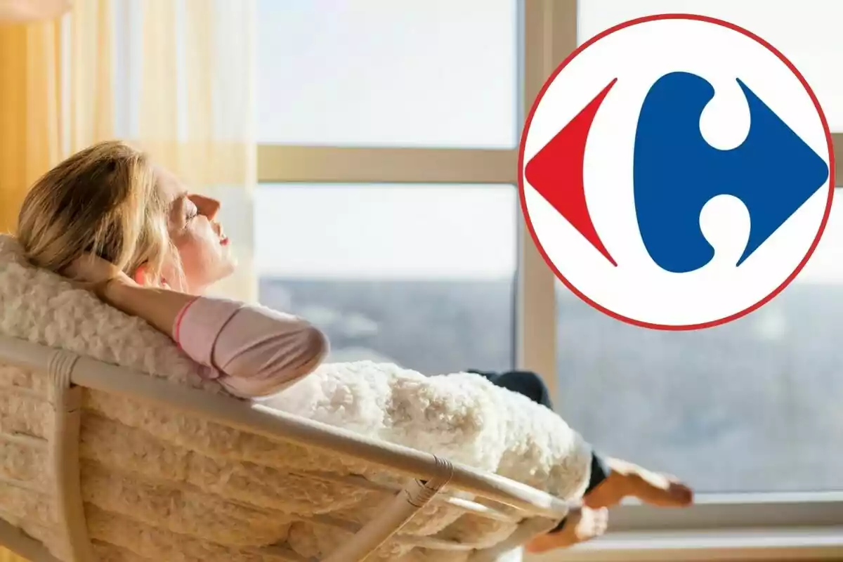 Mujer relajándose en una silla junto a una ventana con un logotipo grande superpuesto.