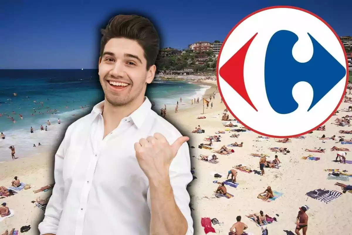 Un hombre sonriente con camisa blanca señala hacia un logotipo circular azul y rojo sobre una playa llena de personas disfrutando del sol y el mar.