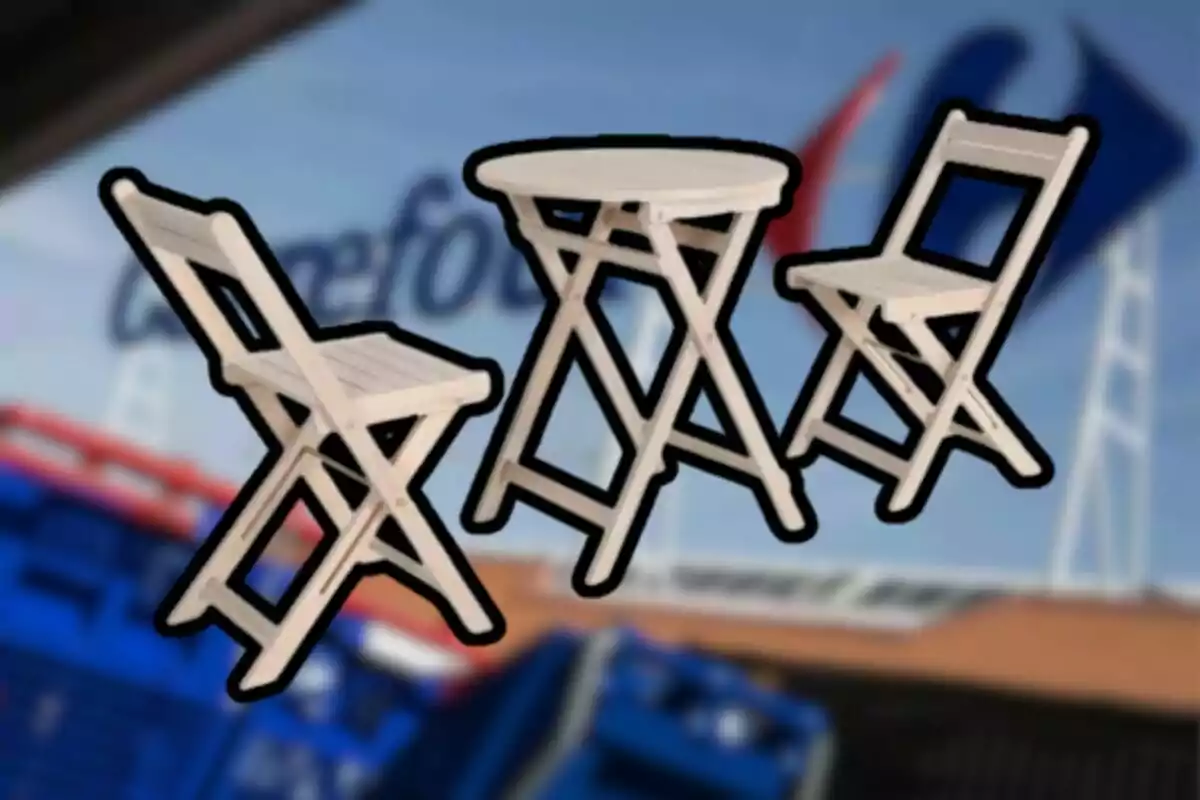 Conjunto de mesa redonda y dos sillas plegables de madera en primer plano con fondo desenfocado de un supermercado Carrefour Conjunto de mesa redonda y dos sillas plegables de madera en primer plano con fondo desenfocado de un supermercado Carrefour