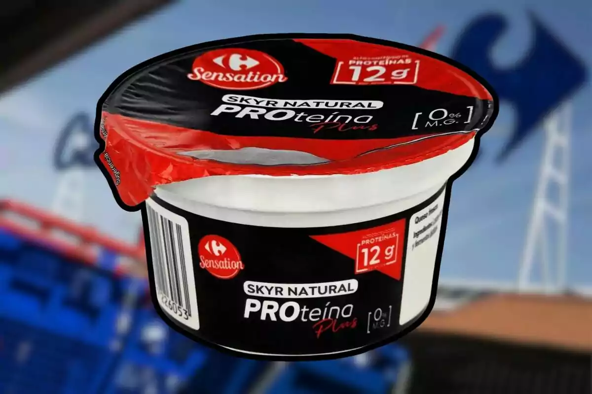 Envase de yogur Skyr natural PROteína Plus de la marca Sensation con 12 gramos de proteína y 0 por ciento de materia grasa, con fondo desenfocado de un supermercado Envase de yogur Skyr natural PROteína Plus de la marca Sensation con 12 gramos de proteína y 0 por ciento de materia grasa, con fondo desenfocado de un supermercado