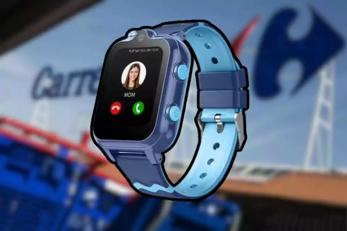Reloj inteligente azul con pantalla mostrando una llamada entrante de Reloj inteligente azul con pantalla mostrando una llamada entrante de