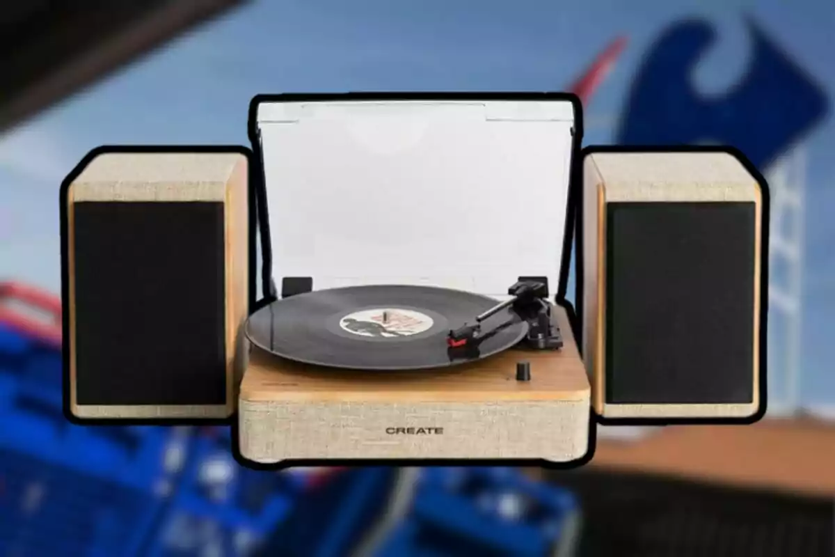 Un tocadiscos de madera con dos altavoces a los lados y un disco de vinilo en reproducción.