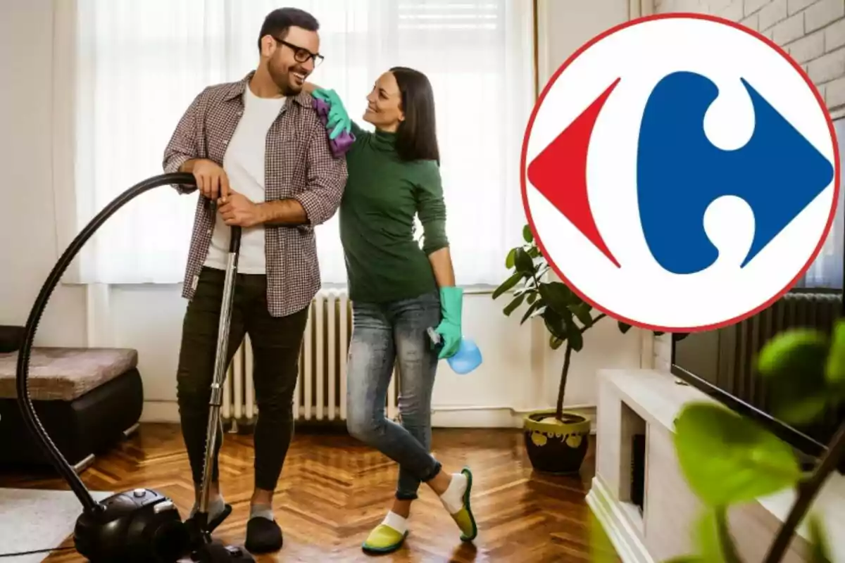 Una pareja sonriente realiza tareas de limpieza en casa mientras el hombre sostiene una aspiradora y la mujer lleva guantes y un spray, con un logotipo grande en la esquina superior derecha.