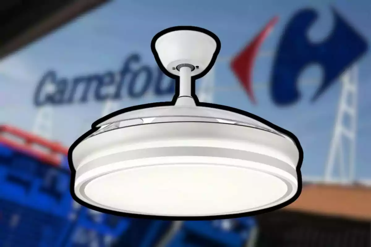 Un ventilador de techo blanco con luz integrada se destaca sobre un fondo desenfocado que muestra un logotipo de una tienda. Un ventilador de techo blanco con luz integrada se destaca sobre un fondo desenfocado que muestra un logotipo de una tienda.