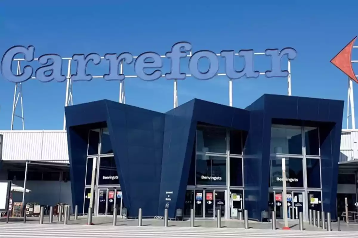 Entrada principal de un supermercado Carrefour con un letrero grande en la parte superior y un diseño moderno en la fachada.
