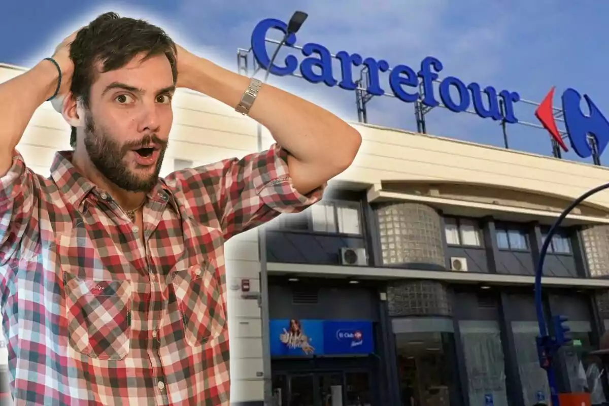 Hombre con camisa de cuadros sorprendido frente a la entrada de un supermercado Carrefour