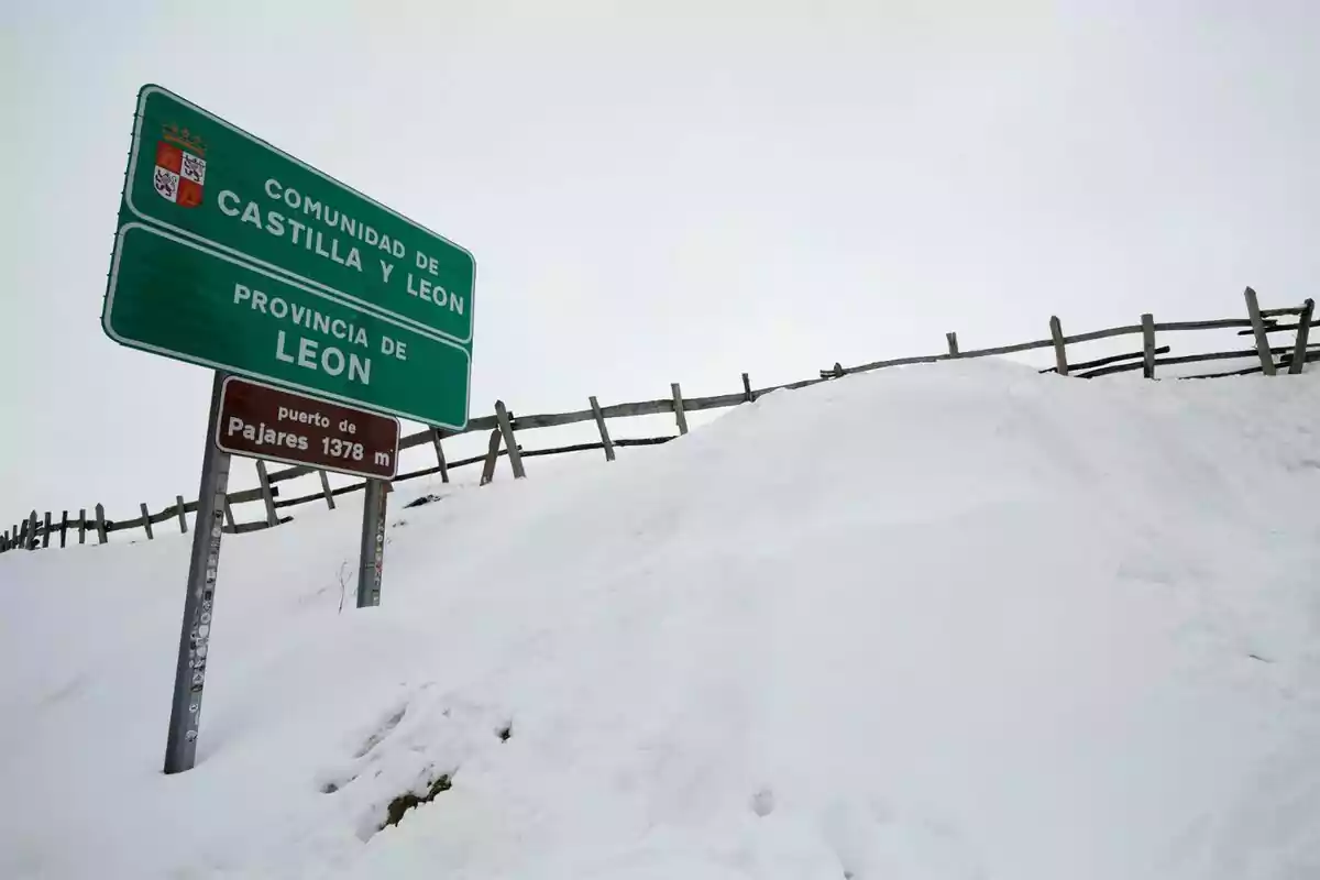 Un cartel verde indica la entrada a la Comunidad de Castilla y León y la Provincia de León en el puerto de Pajares a 1378 metros de altitud rodeado de nieve y una cerca de madera. Un cartel verde indica la entrada a la Comunidad de Castilla y León y la Provincia de León en el puerto de Pajares a 1378 metros de altitud rodeado de nieve y una cerca de madera.