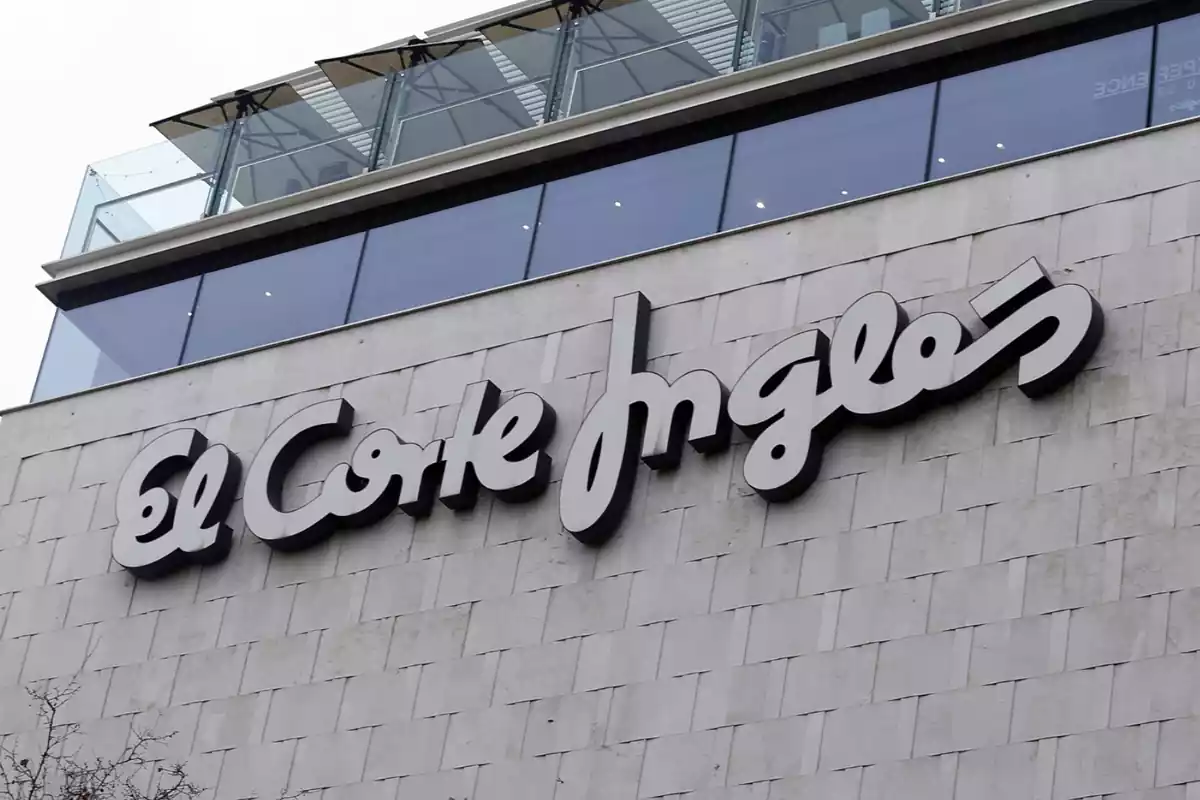 Large sign outside an El Corte Inglés shopping center with a terrace on top of the building Large sign outside an El Corte Inglés shopping center with a terrace on top of the building