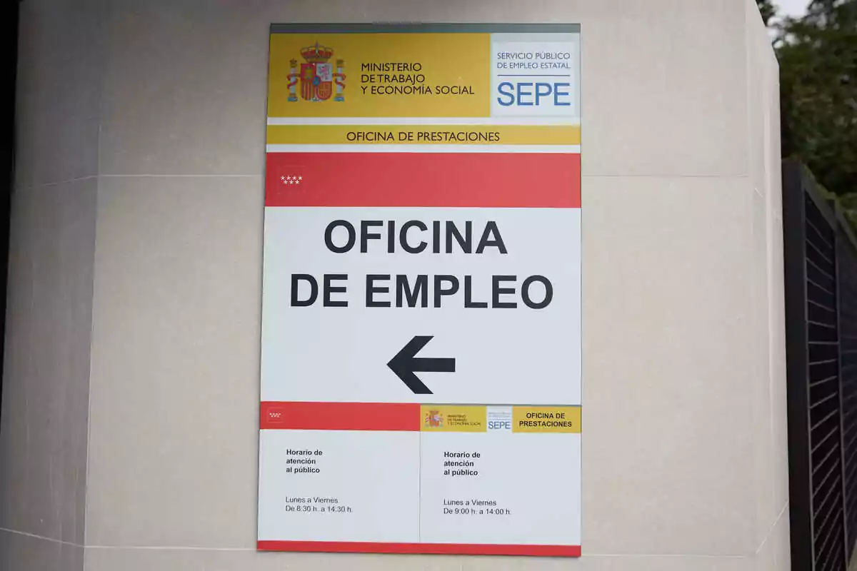 Cartel de la Oficina de Empleo del Ministerio de Trabajo y Economía Social de España con el horario de atención al público.