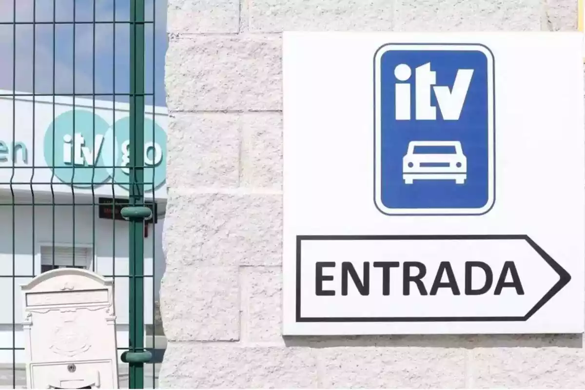 Cartel en una pared señalando la entrada de la ITV