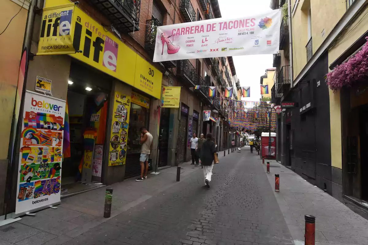 Una calle de Chueca anunciando las carreras de tacones del Orgullo.