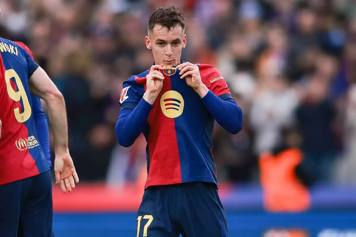Futbolista del Barcelona besando el escudo de su camiseta durante un partido Futbolista del Barcelona besando el escudo de su camiseta durante un partido