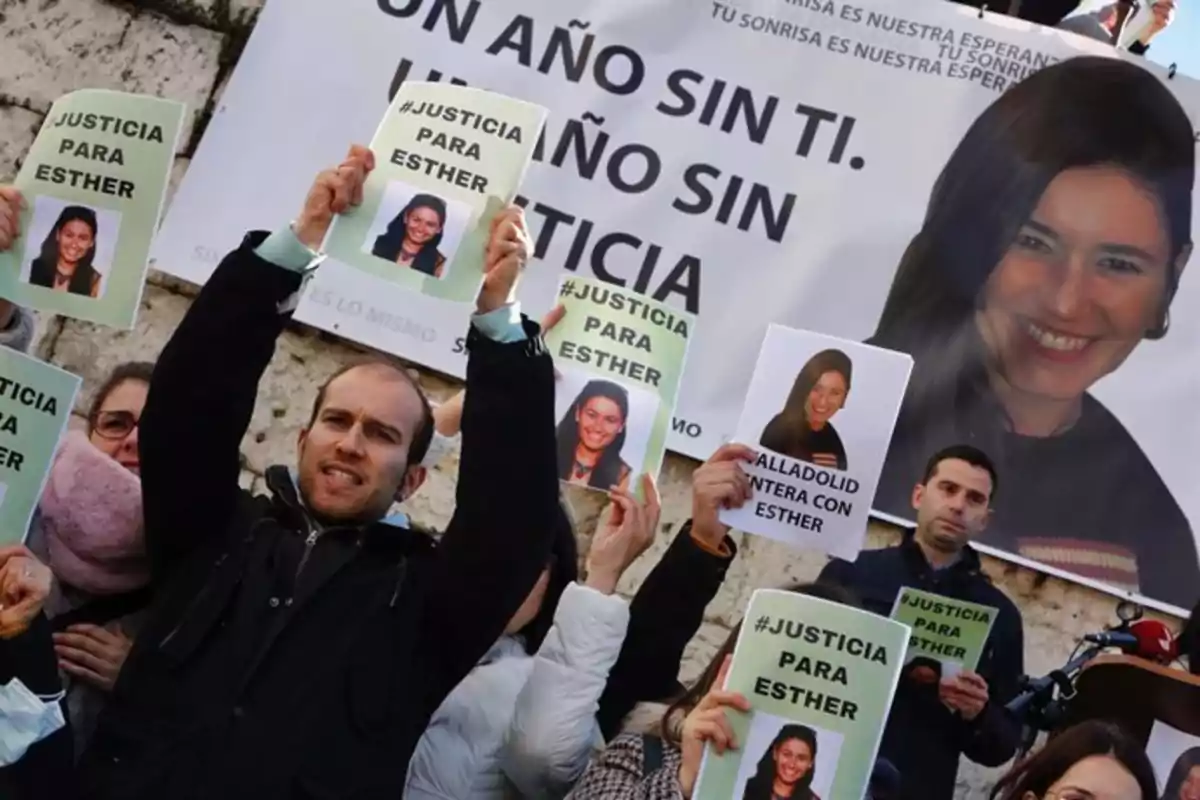 Personas sosteniendo carteles en una manifestación que piden justicia para Esther.