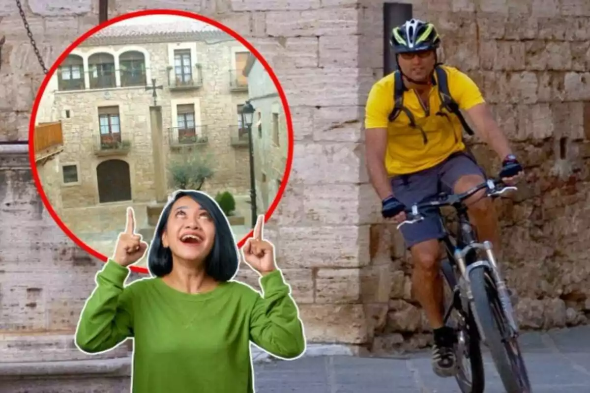 Un ciclista con casco amarillo pedalea por una calle de piedra mientras una mujer sonriente señala hacia una imagen circular de un edificio antiguo.