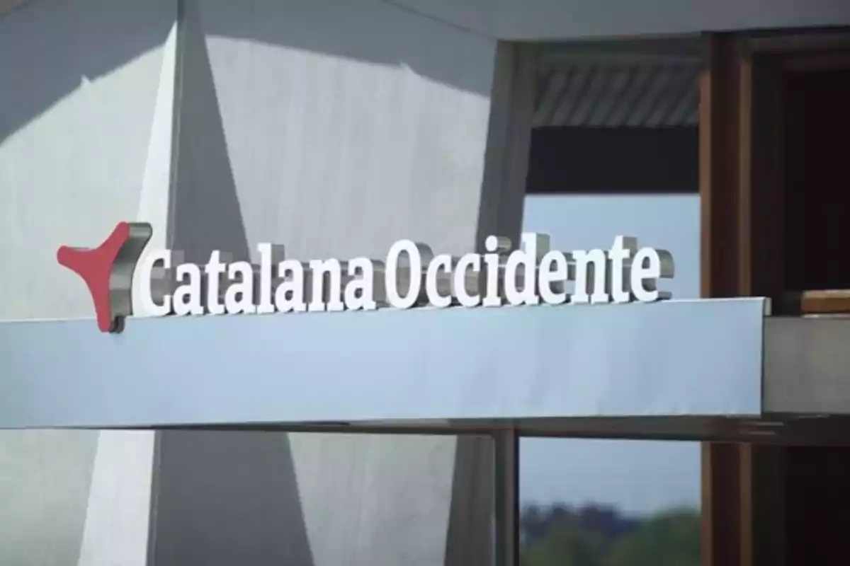 Edificio con el logotipo de Catalana Occidente en la fachada. Edificio con el logotipo de Catalana Occidente en la fachada.