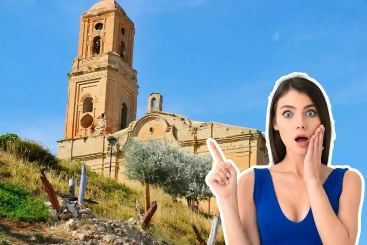 Mujer sorprendida señalando una iglesia antigua en ruinas bajo un cielo despejado.