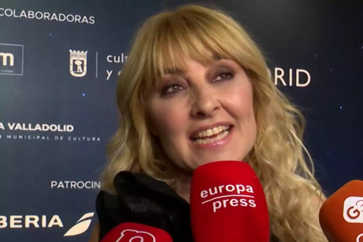 Cayetana Guillén Cuervo sonriendo frente a varios micrófonos de prensa en un evento. Cayetana Guillén Cuervo sonriendo frente a varios micrófonos de prensa en un evento.