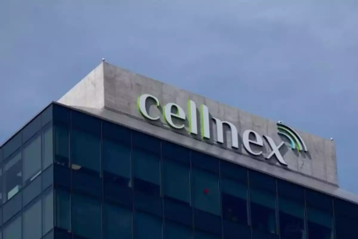 Edificio con el logotipo de Cellnex en la parte superior.