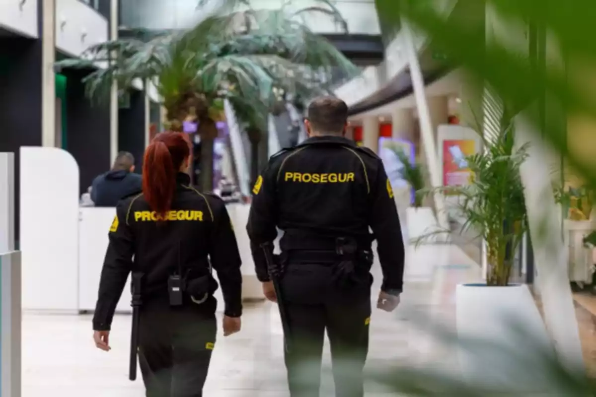 Dos guardias de seguridad de Prosegur patrullando en un centro comercial.