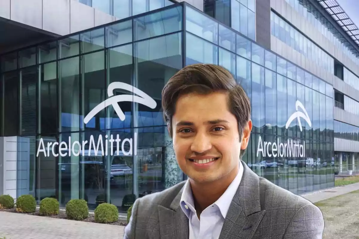 Un hombre sonriente frente a un edificio de ArcelorMittal.