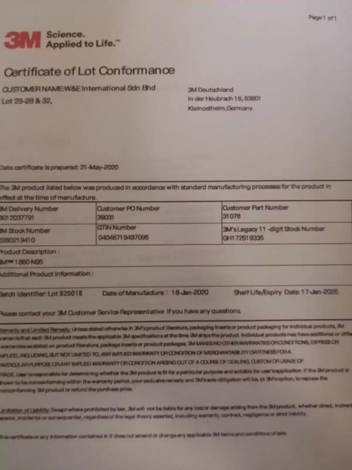 Certificado de Conformidad de Lote de 3M para W&E International Sdn Bhd, con dirección en Lot 25-28 & 32, y 3M Deutschland, In der Hubrach 16, 63801 Kleinostheim, Alemania. El certificado fue preparado el 21 de mayo de 2020. El producto listado fue producido de acuerdo con los procesos de manufactura estándar. Número de entrega 3M: 3012037791, Número de pedido del cliente: 39031, Número de parte del cliente: 31078, Número GTIN: 04046719497096, Número de stock de 3M: GH172519335. Descripción del producto: 3M 1860 N95. Identificador del lote: B20018, Fecha de manufactura: 18 de enero de 2020, Vida útil/Fecha de expiración: 17 de enero de 2025. Para cualquier pregunta, contactar al representante de servicio al cliente de 3M. La garantía y el remedio limitado se detallan en el documento, indicando que 3M no será responsable por pérdidas o daños derivados del uso del producto.