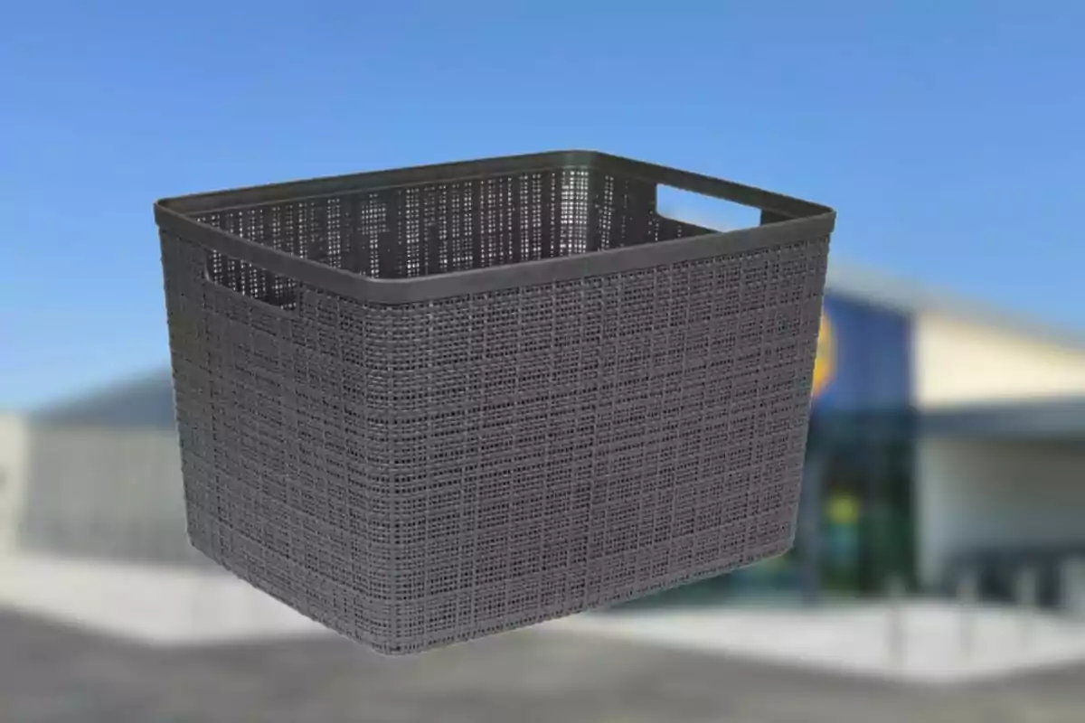 Cesta de almacenamiento de plástico gris con fondo desenfocado. Cesta de almacenamiento de plástico gris con fondo desenfocado.