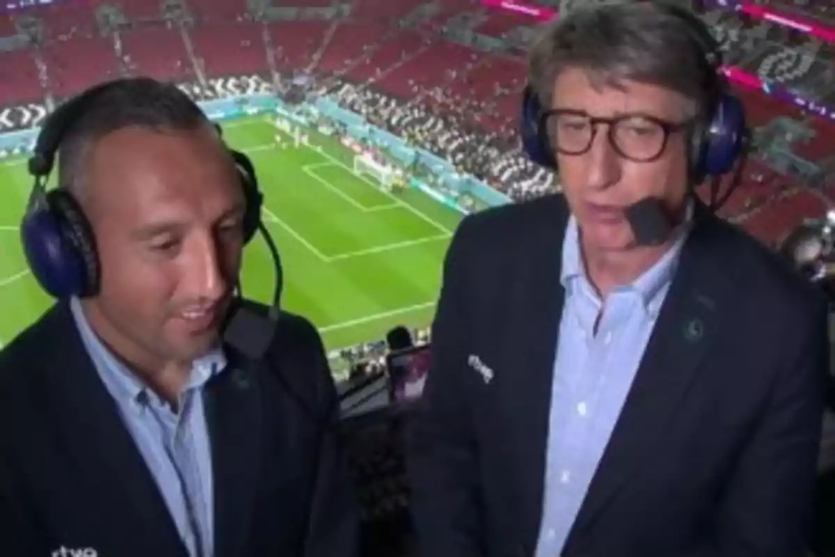 Dos comentaristas deportivos con auriculares y micrófonos en un estadio de fútbol. Dos comentaristas deportivos con auriculares y micrófonos en un estadio de fútbol.