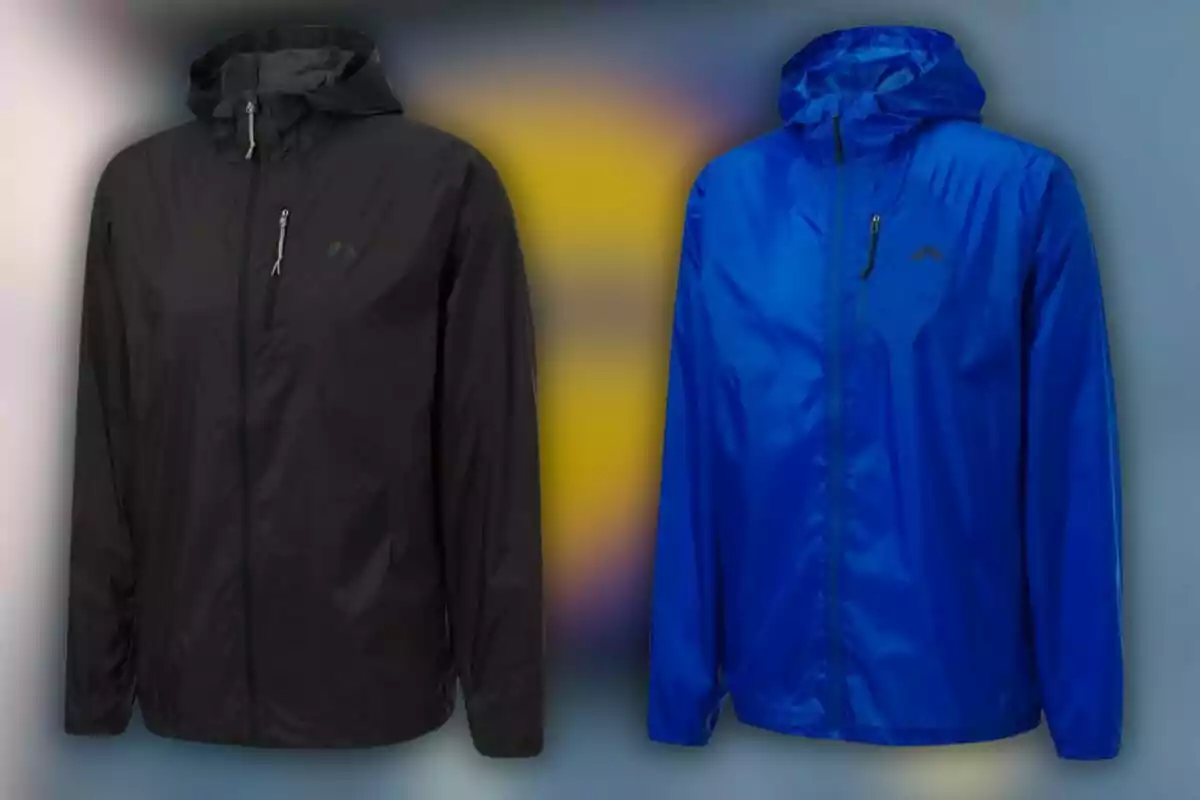 Dos chaquetas impermeables con capucha, una negra y otra azul, sobre un fondo difuminado. Dos chaquetas impermeables con capucha, una negra y otra azul, sobre un fondo difuminado.