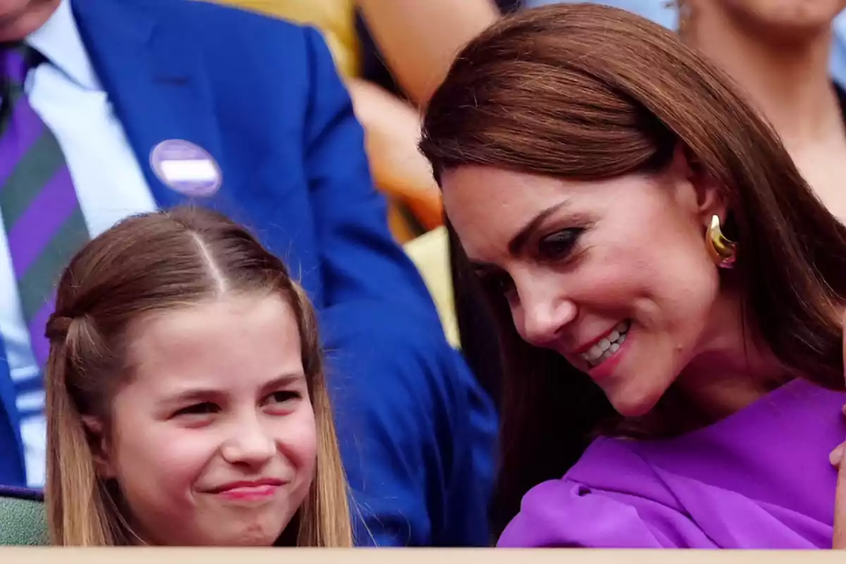 La princesa Charlotte con su madre Kate Middleton en Wimbledon en 2024 La princesa Charlotte con su madre Kate Middleton en Wimbledon en 2024