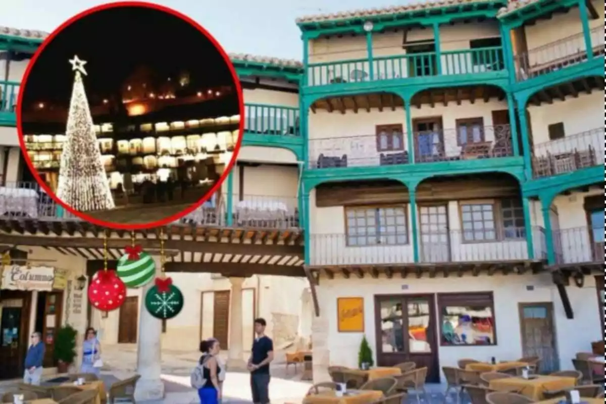 Una plaza con edificios de balcones verdes y una imagen circular de un árbol de Navidad iluminado.