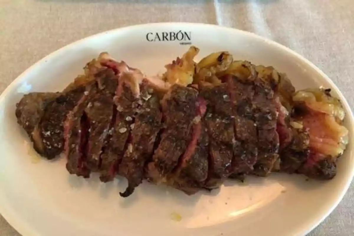 Plato de carne asada en un restaurante llamado Carbón.