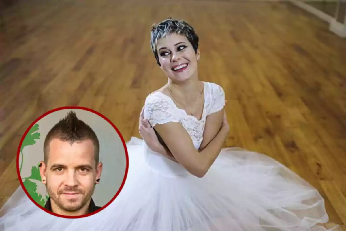 Bailarina con vestido blanco sentada en el suelo de madera y una imagen circular de un hombre en la esquina inferior izquierda