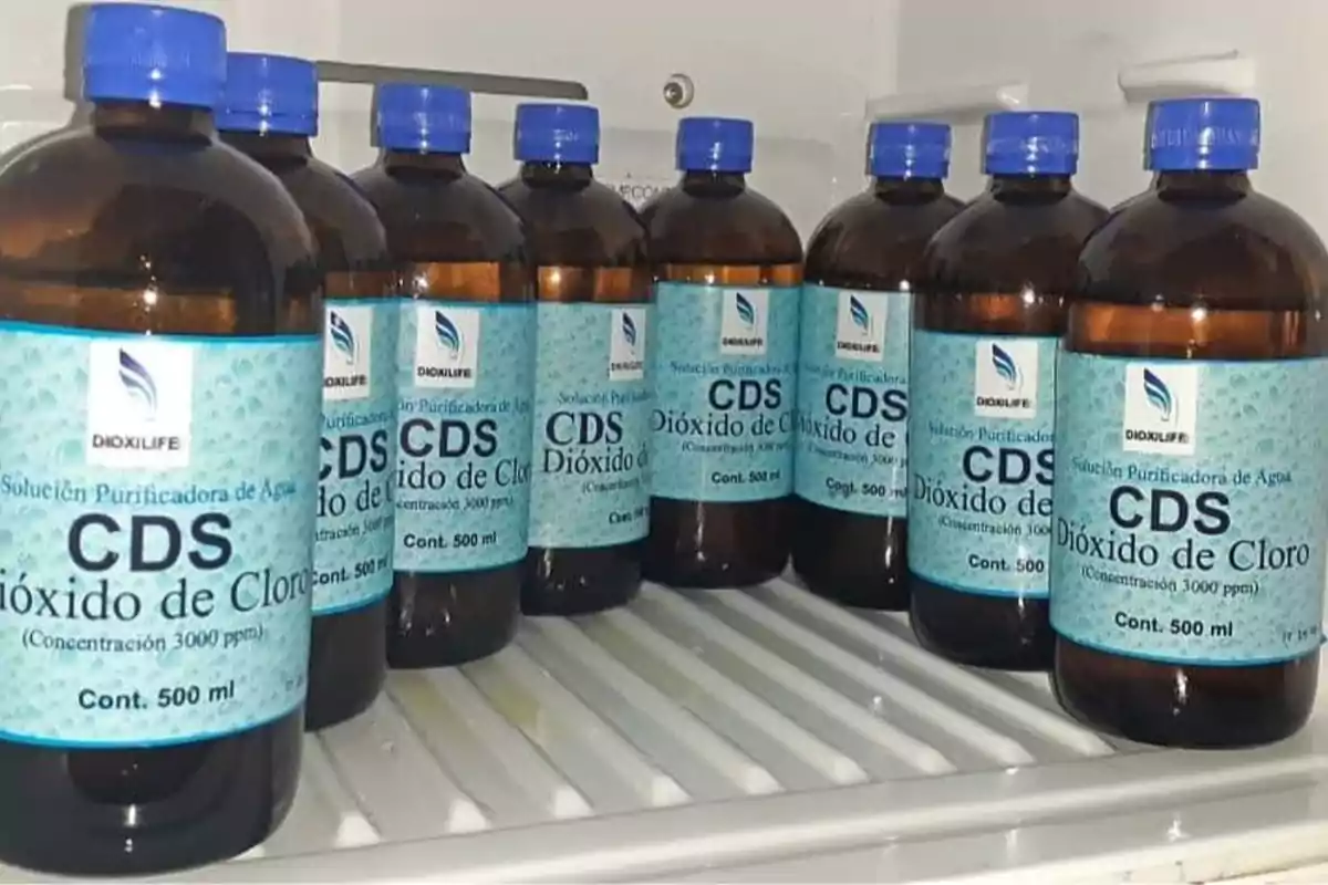 Botellas de CDS Dióxido de Cloro en un estante de refrigerador.