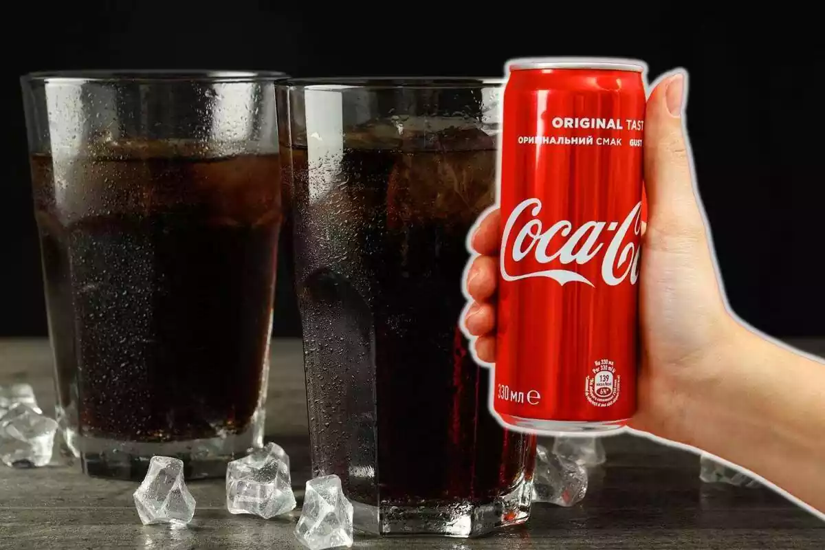 Montaje con dos vasos llenos y una imagen de la mano de una persona con una Coca-Cola Montaje con dos vasos llenos y una imagen de la mano de una persona con una Coca-Cola
