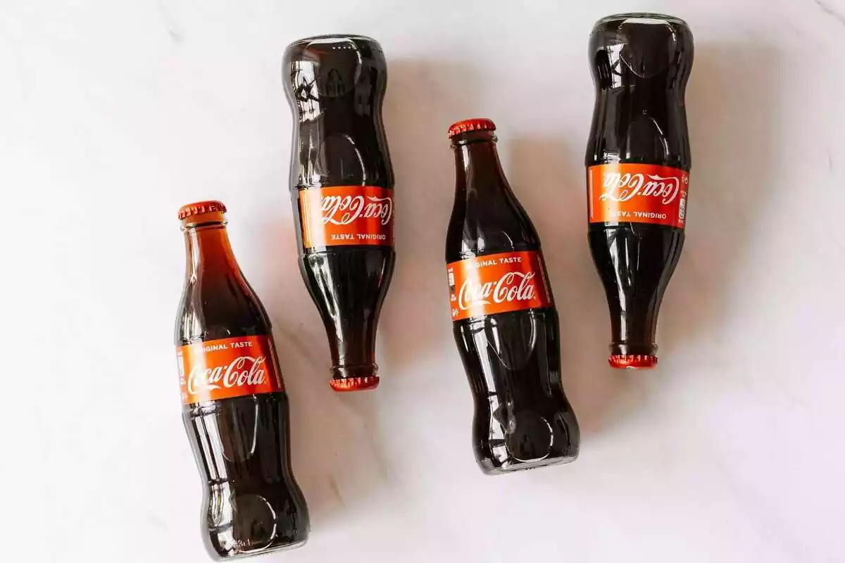 Cuatro botellines de Coca-Cola Cuatro botellines de Coca-Cola