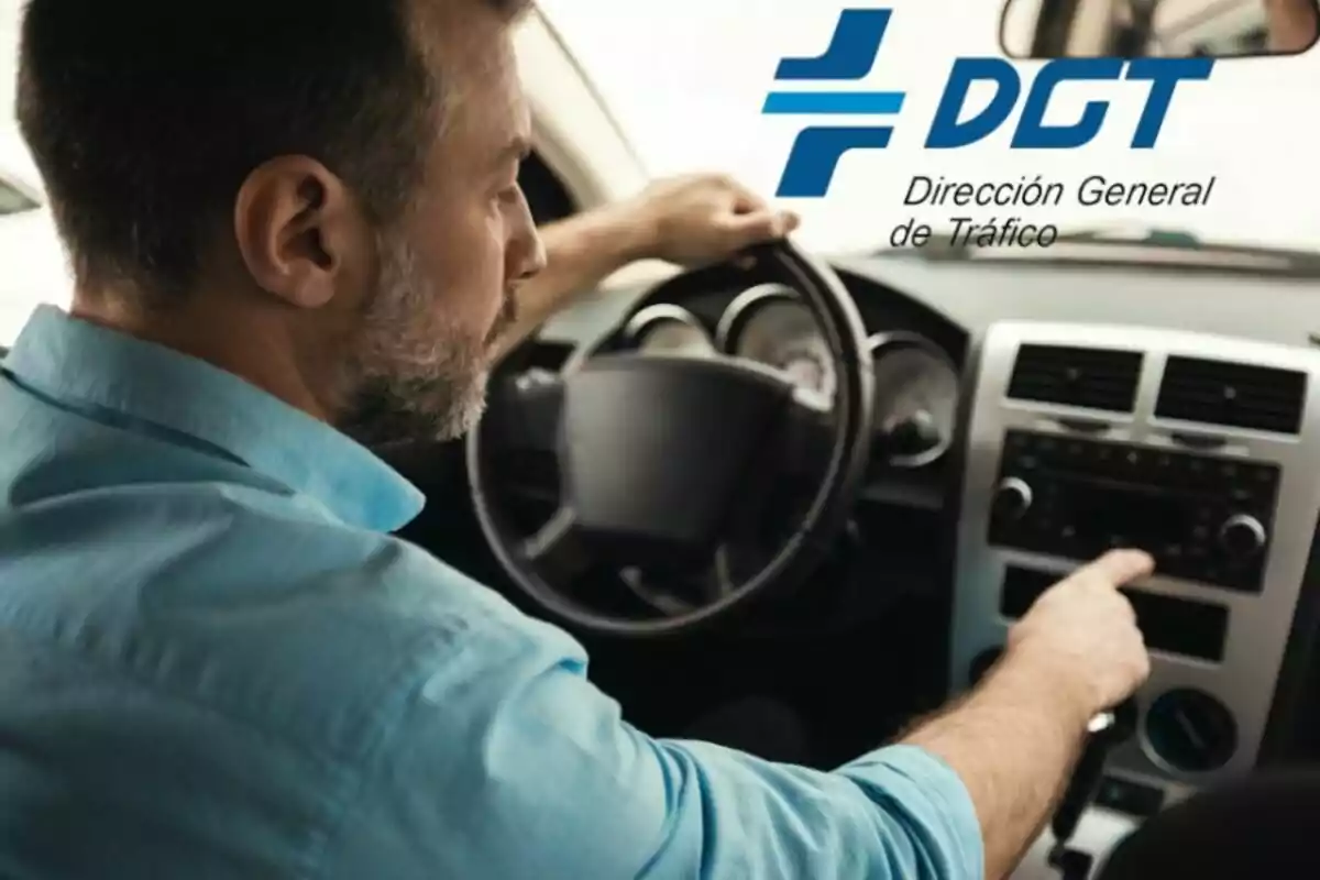 Hombre conduciendo un coche con el logo de la Dirección General de Tráfico (DGT) en la esquina superior derecha.